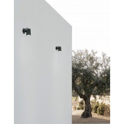 Black Aluminium & Glass LED 10 Watt 883,4Lm 3000K 100-240 Volt Beam Angle 24O IP65 D: 6.5 W: 9 H: 15 cm 