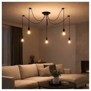 Suspension Noir Araignée 5 ampoules E27 filaments dans un salon au dessus d'un canape