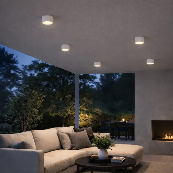 Support de Spot saillie extérieur blanc GX53 82mm sous une terrasse au dessus d'un canapé